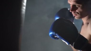 Spor salonunda boksör eğitimi.
