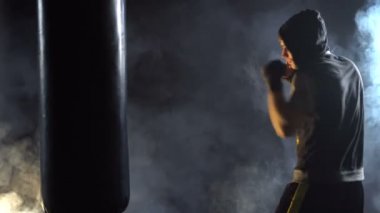 Spor salonunda boksör eğitimi.