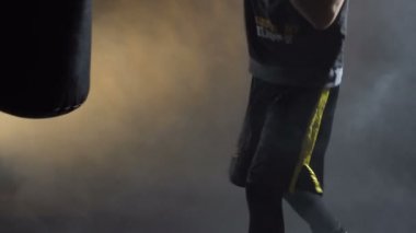 Spor salonunda boksör eğitimi.