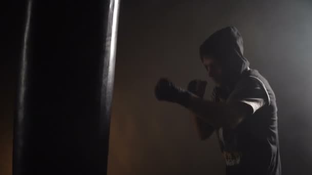 Боксерська підготовка в тренажерному залі — стокове відео