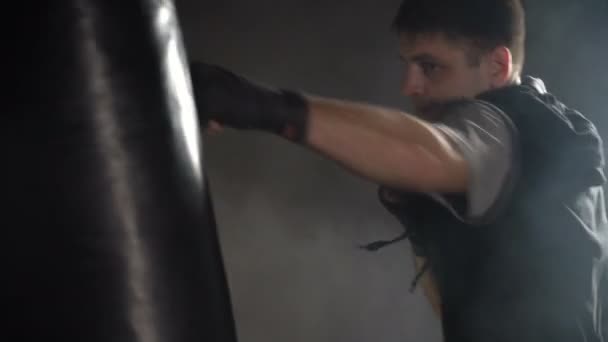 Боксерська підготовка в тренажерному залі — стокове відео