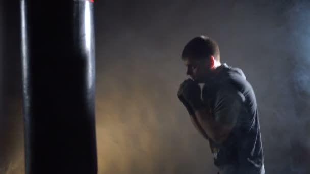 Entraînement de boxeur dans la salle de gym — Video