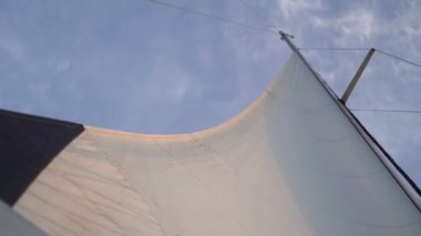 Gün doğumunda bir direk ile yelken