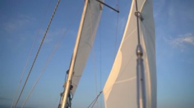 Gün doğumunda bir direk ile yelken