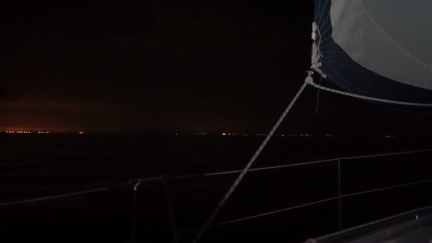 Вспышки молнии с яхты — стоковое видео