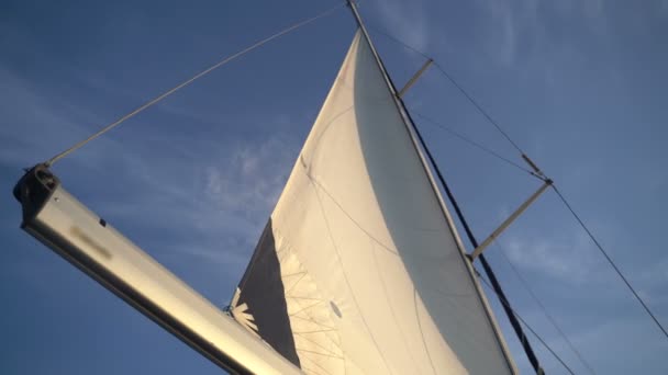 Voile avec mât au lever du soleil 