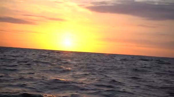 Lever de soleil dans la mer depuis le yacht — Video