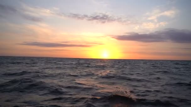 Lever de soleil dans la mer depuis le yacht — Video