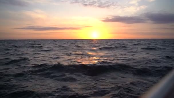 Zonsopgang in de zee vanaf het jacht — Stockvideo