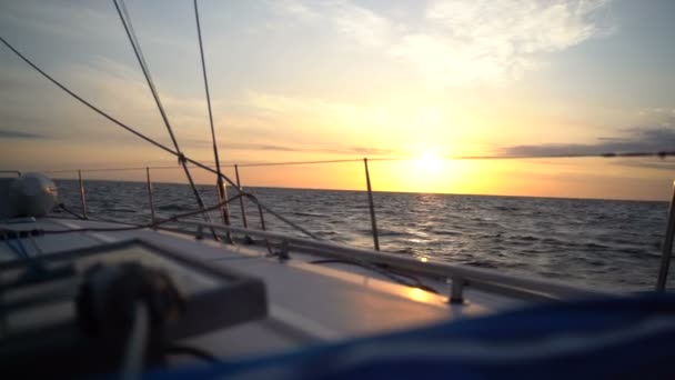 Lever de soleil dans la mer depuis le yacht — Video