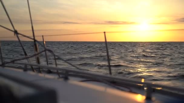 Zonsopgang in de zee vanaf het jacht — Stockvideo