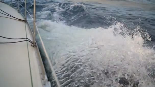 Vagues sur le bord du yacht 