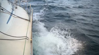 Yatların kenarındaki dalgalar. yavaş çekim