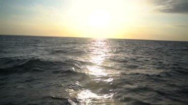 Gün doğumunda su sıçratan dalgalar. yavaş çekim