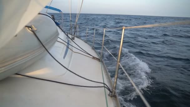 Onde sul bordo dello yacht. rallentatore — Video Stock