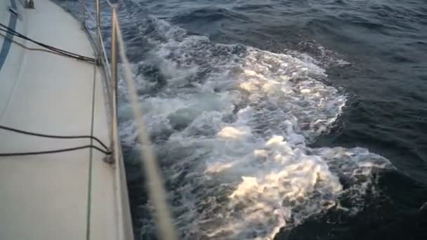 Onde sul bordo dello yacht. rallentatore — Video Stock