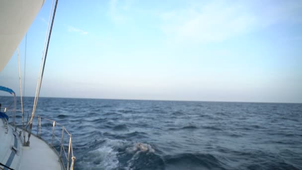 ヨットの端の波。スローモーション — ストック動画