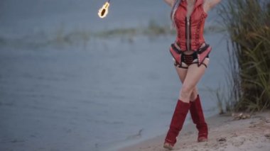 Meşale ateşi gösterisi olan kız. yavaş çekim