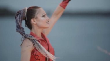 Meşale ateşi gösterisi olan kız. yavaş çekim