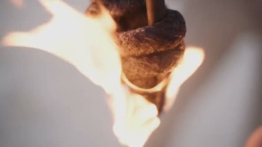 Gaz yağı yla meşaleyi ateşe vermek. yavaş çekim