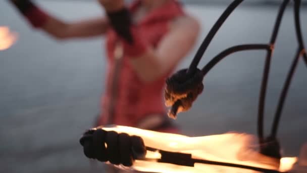 Dare fuoco a una torcia con cherosene. rallentatore — Video Stock