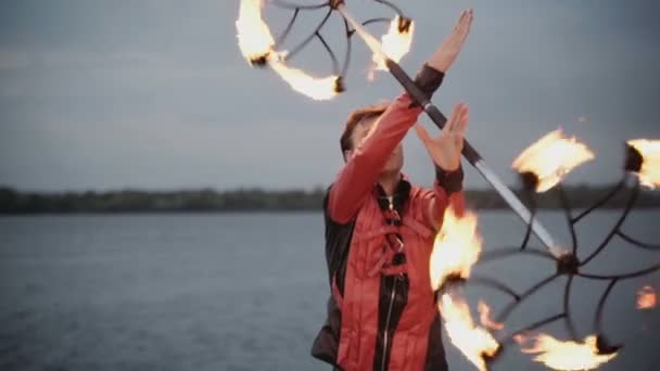 Uomo con spettacolo di fuoco torcia. rallentatore — Video Stock