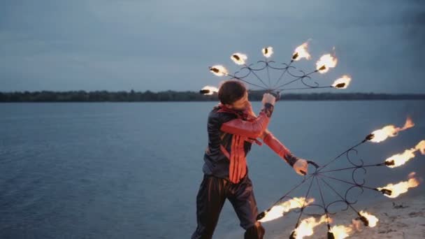 Uomo con spettacolo di fuoco torcia. rallentatore — Video Stock