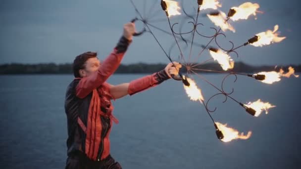 Uomo con spettacolo di fuoco torcia. rallentatore — Video Stock