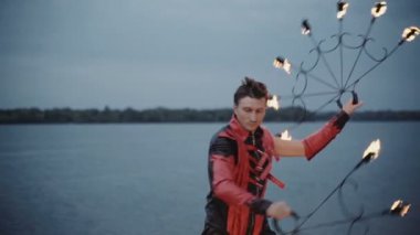 Meşale ateşi gösterisi olan adam. yavaş çekim