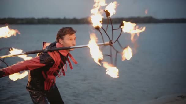 Uomo con spettacolo di fuoco torcia. rallentatore — Video Stock