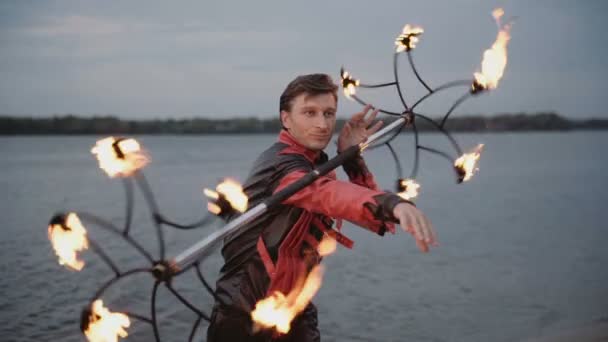 トーチの火のショーを持つ男。スローモーション — ストック動画