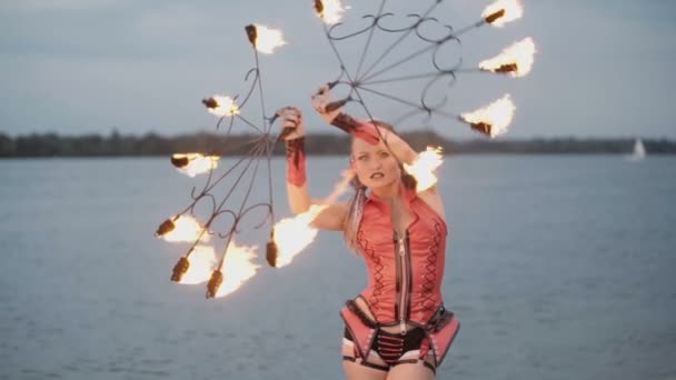 토치 화재 쇼와 소녀. 슬로우 모션 — 비디오