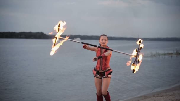 Chica con espectáculo de fuego de antorcha. cámara lenta — Vídeos de Stock