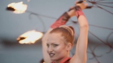 Meşale ateşi gösterisi olan kız. yavaş çekim