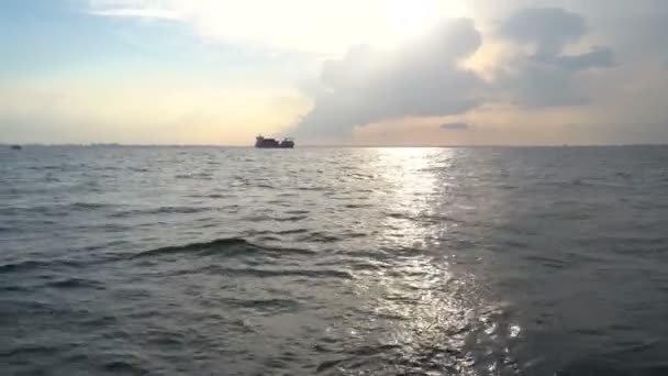 Nákladní loď v černém moři — Stock video