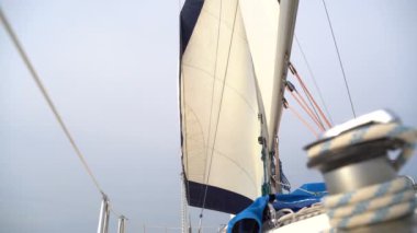 Bir yatta beyaz yelkenli direk