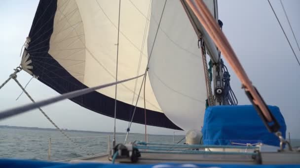 Mast met wit zeil op een jacht — Stockvideo