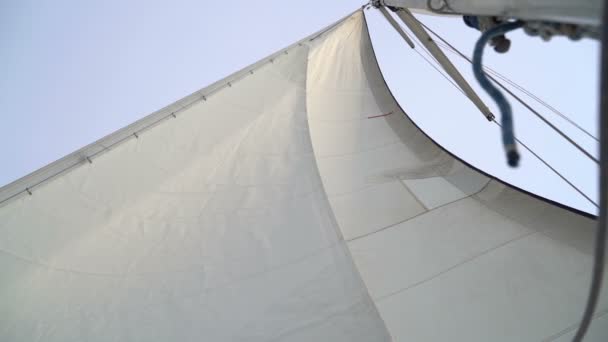 Щогла з білим вітрилом на яхті — стокове відео