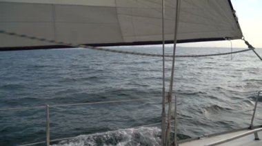 Denizde dalgalar üzerinde yelkenli yat. yavaş çekim