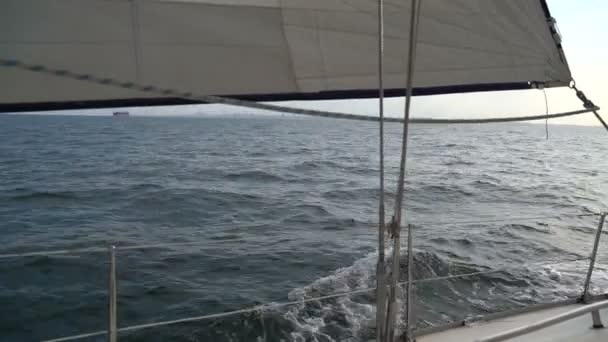 Zeiljacht op de golven in de zee — Stockvideo