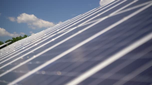 Сонячна енергетика з панелями — стокове відео