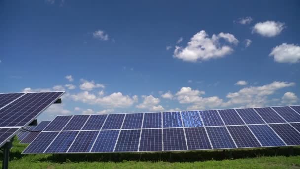 Zonne-energie met panelen — Stockvideo