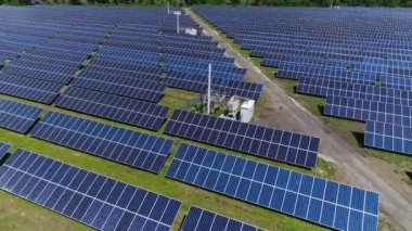 Bir güneş enerjisi santralinin üzerinden uçmak. Hava araştırması