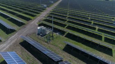 Bir güneş enerjisi santralinin üzerinden uçmak. Hava araştırması