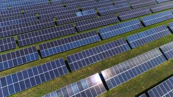 Bir güneş enerjisi santralinin üzerinden uçmak. Hava araştırması — Stok video