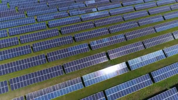 Flug über ein Solarkraftwerk. Luftaufnahme — Stockvideo