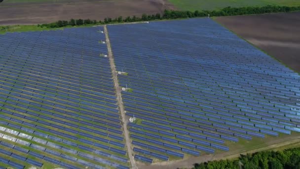 太陽光発電所の上空を飛行する航空調査 — ストック動画