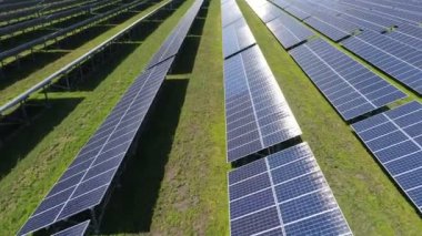 Bir güneş enerjisi santralinin üzerinden uçmak. Hava araştırması