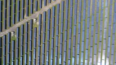 Bir güneş enerjisi santralinin üzerinden uçmak. Hava araştırması