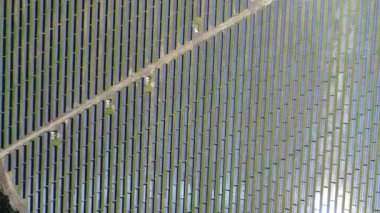 Bir güneş enerjisi santralinin üzerinden uçmak. Hava araştırması